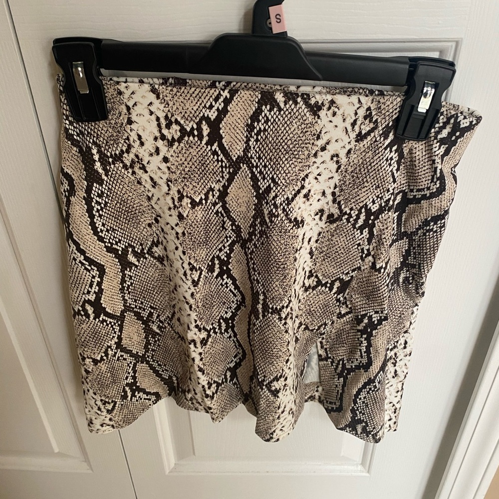 H&M Black and Cream Snake Pattern Mini Skirt Brand New w/tags